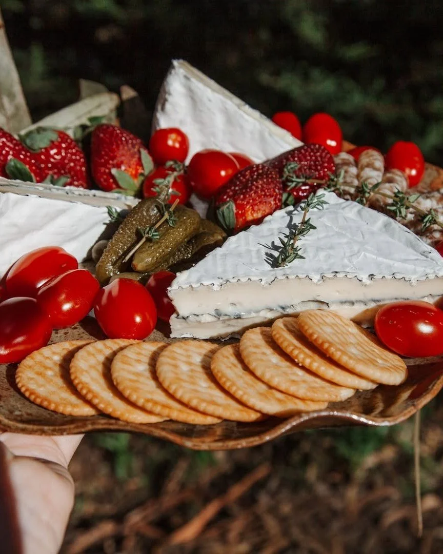 If you're blessed with a little sunshine 🌞 why not take advantage? 😋🧀🍓