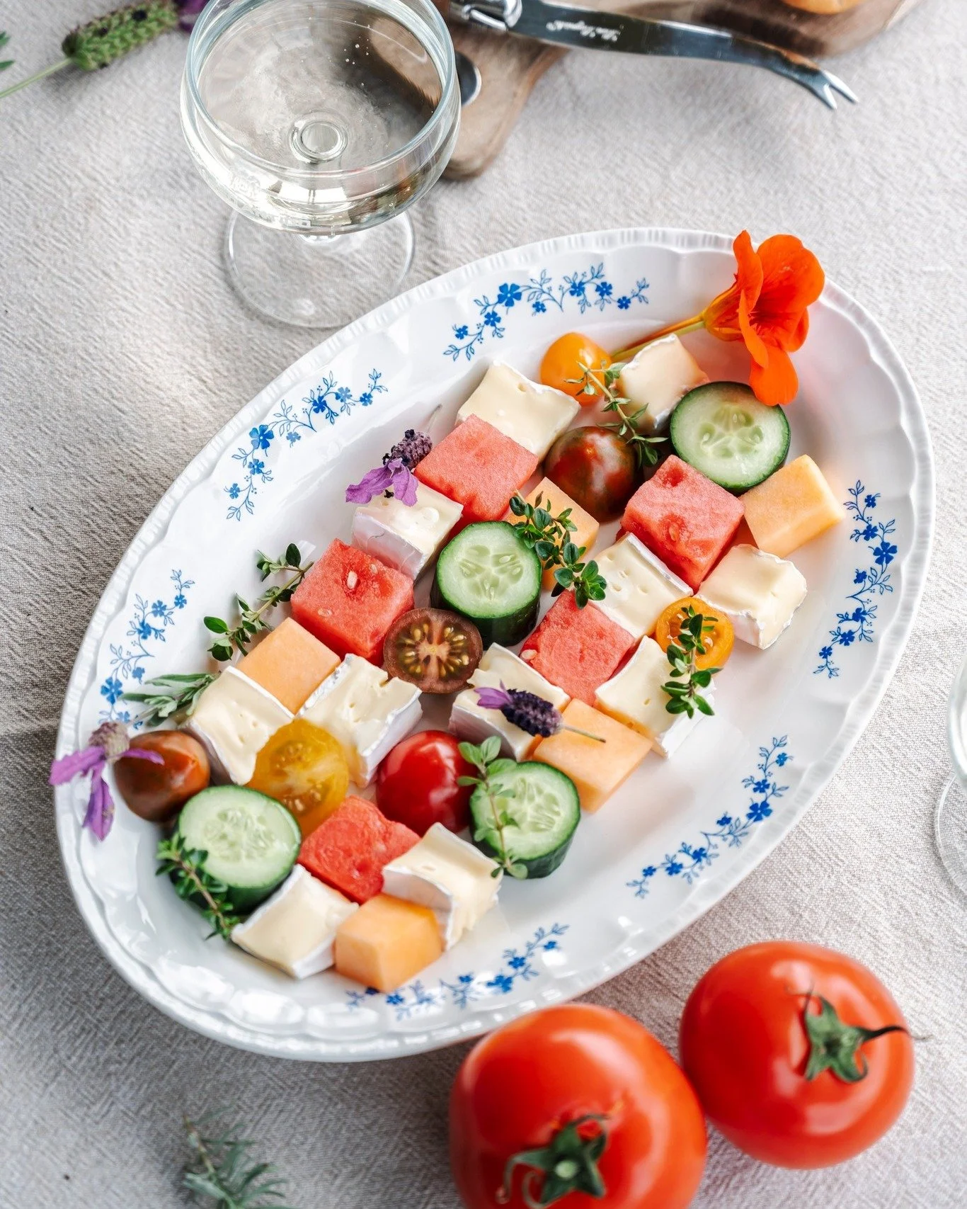 Some fresh and fruity summer cheese platter inspiration. 🏁🌞