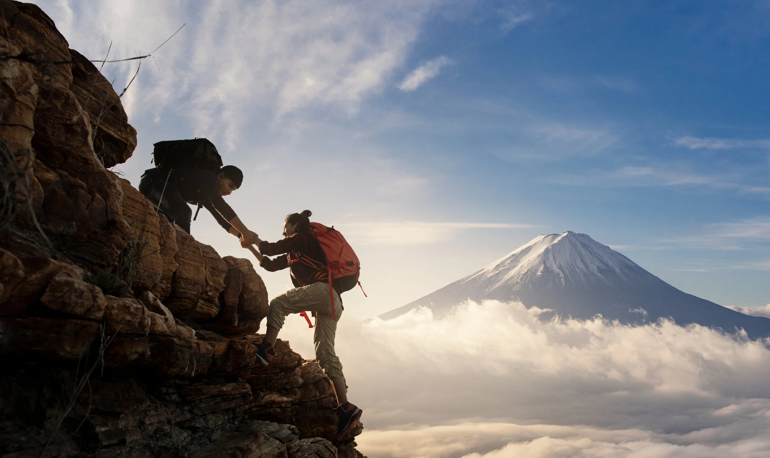 Встреча кораблей в море человек сидит на камне. Хайкинг. Гамак на природе. From climbing mountains to moving mountains перевод текста. Человек сидит на камне.