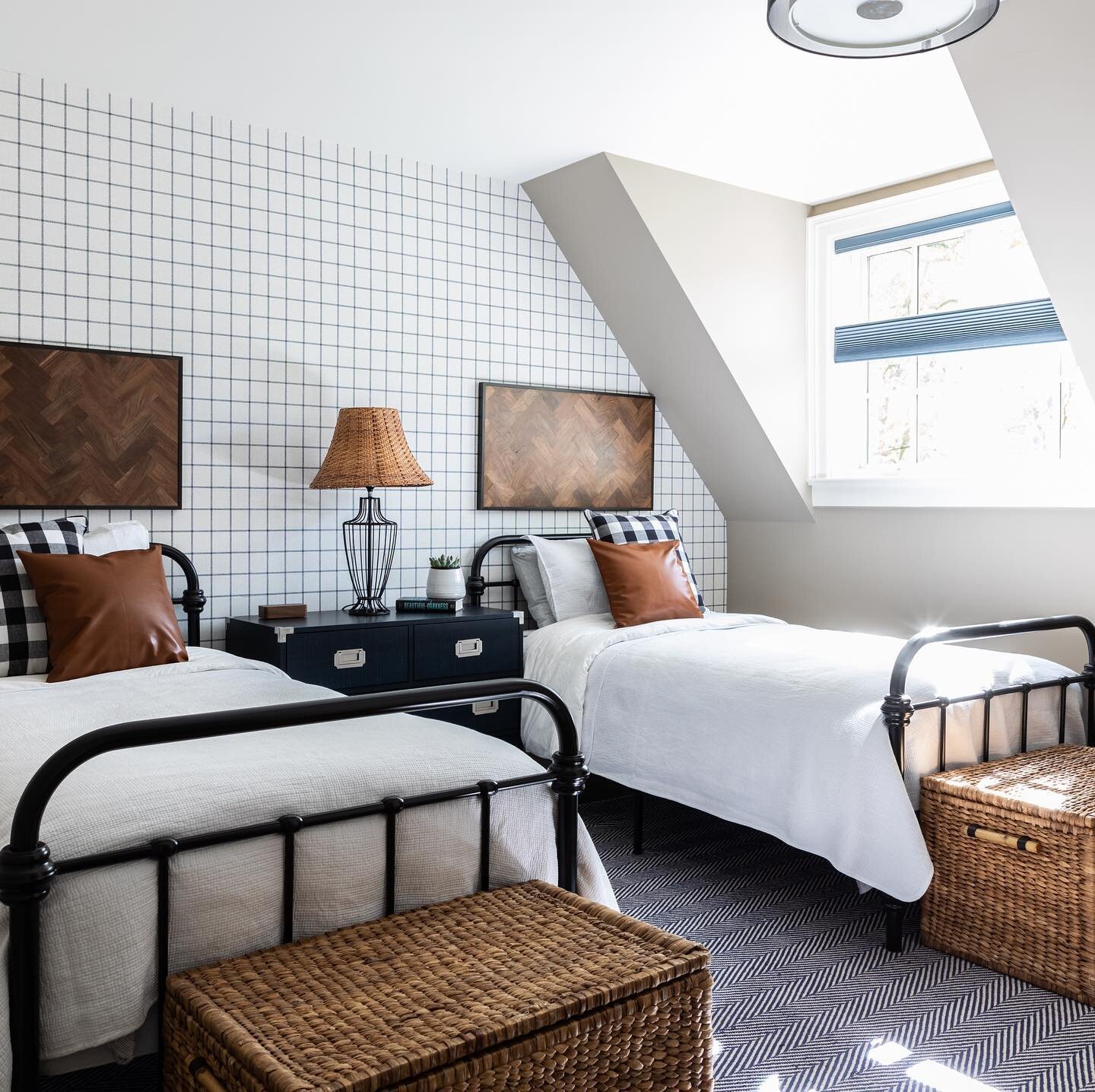 This lovely Lakewood twin guest room was such fun to put together.

Gorgeous custom wood art from the talented @disla_design 
Photography by @RachelStLouisPhotos