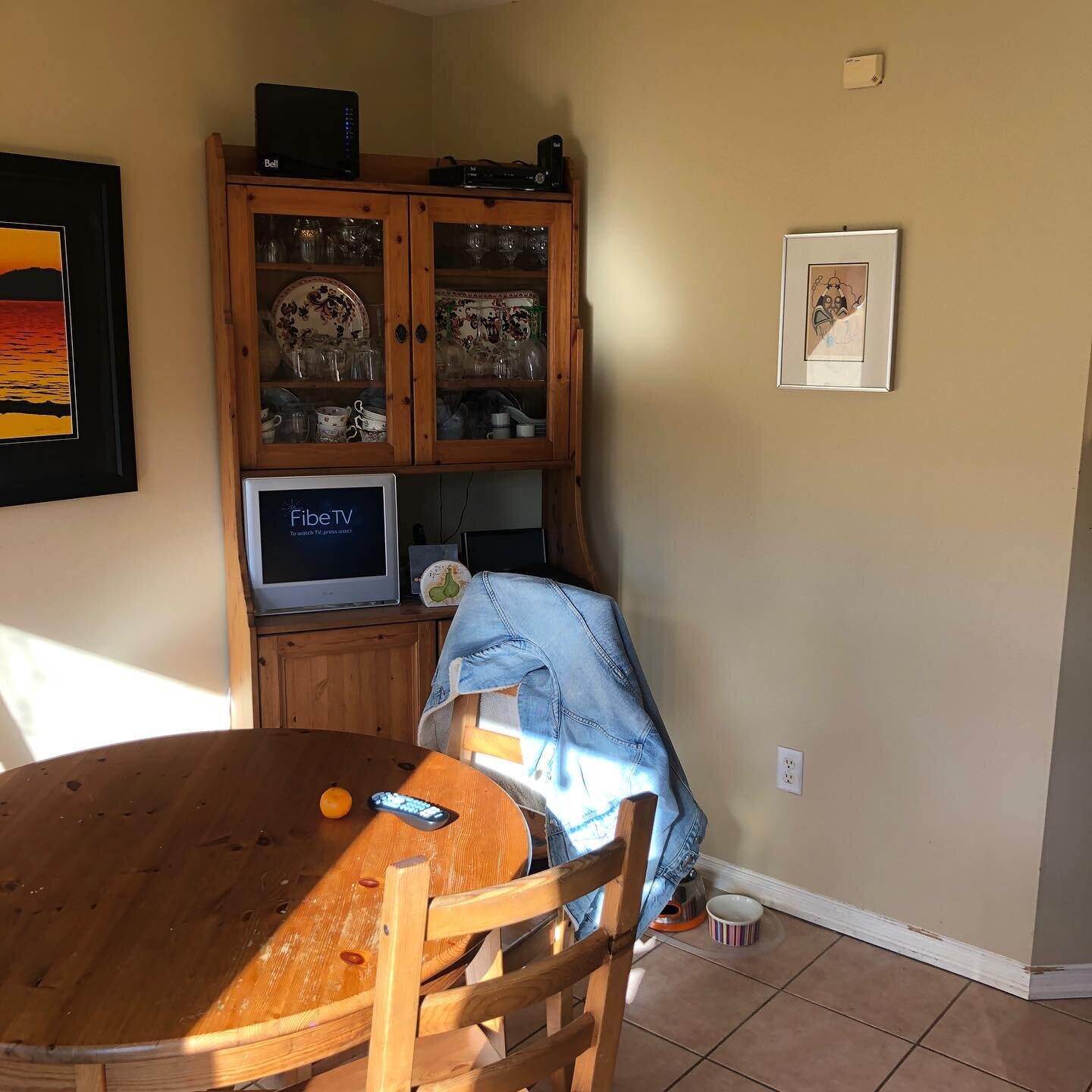 This Spring kitchen Reno on Gatwick Drive in Oakville gave a new light and functionality to this space.
Have a look at the before and after photos to see the transformation!

We added extra storage, a seated island space, coffee bar and pantry to giv