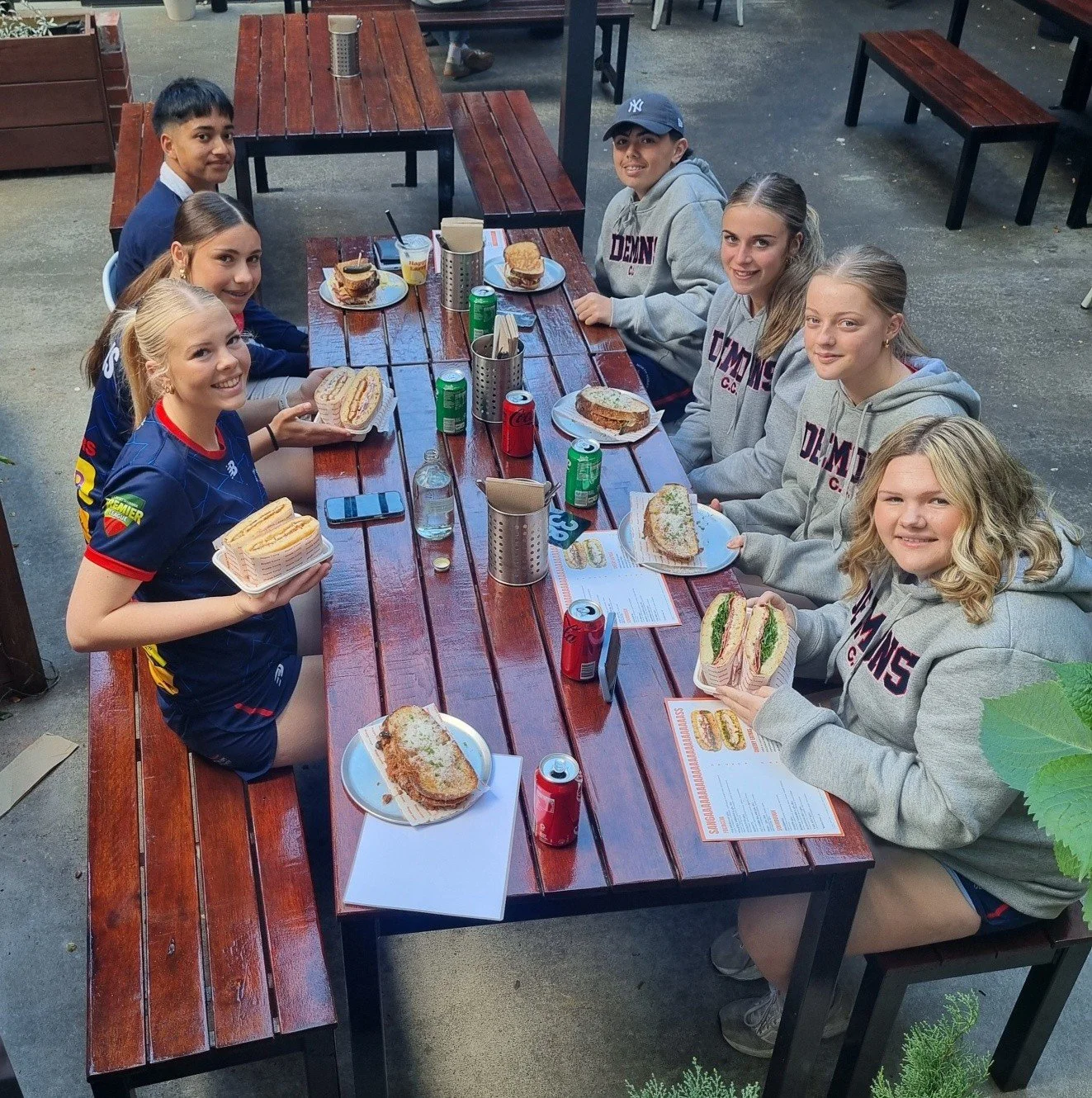 A few of our young Dees dropped in to enjoy lunch at @happylarry_deli one of our club partners, over the weekend. 🏏 👦👧 

We thank the Happy Larry Deli team for their generous support of the club this season and can't wait to enjoy more of their de