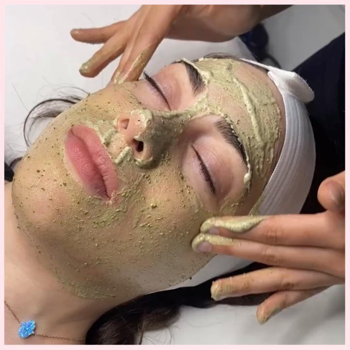 🌿 GREEN PEEL 🌿
&bull;&bull;&bull;
The green peel is a medically developed natural peeling method, using 100% natural active ingredients

🌿 The treatment optimizes the skin&rsquo;s functions internally, regenerating the skins condition  RESULTING I
