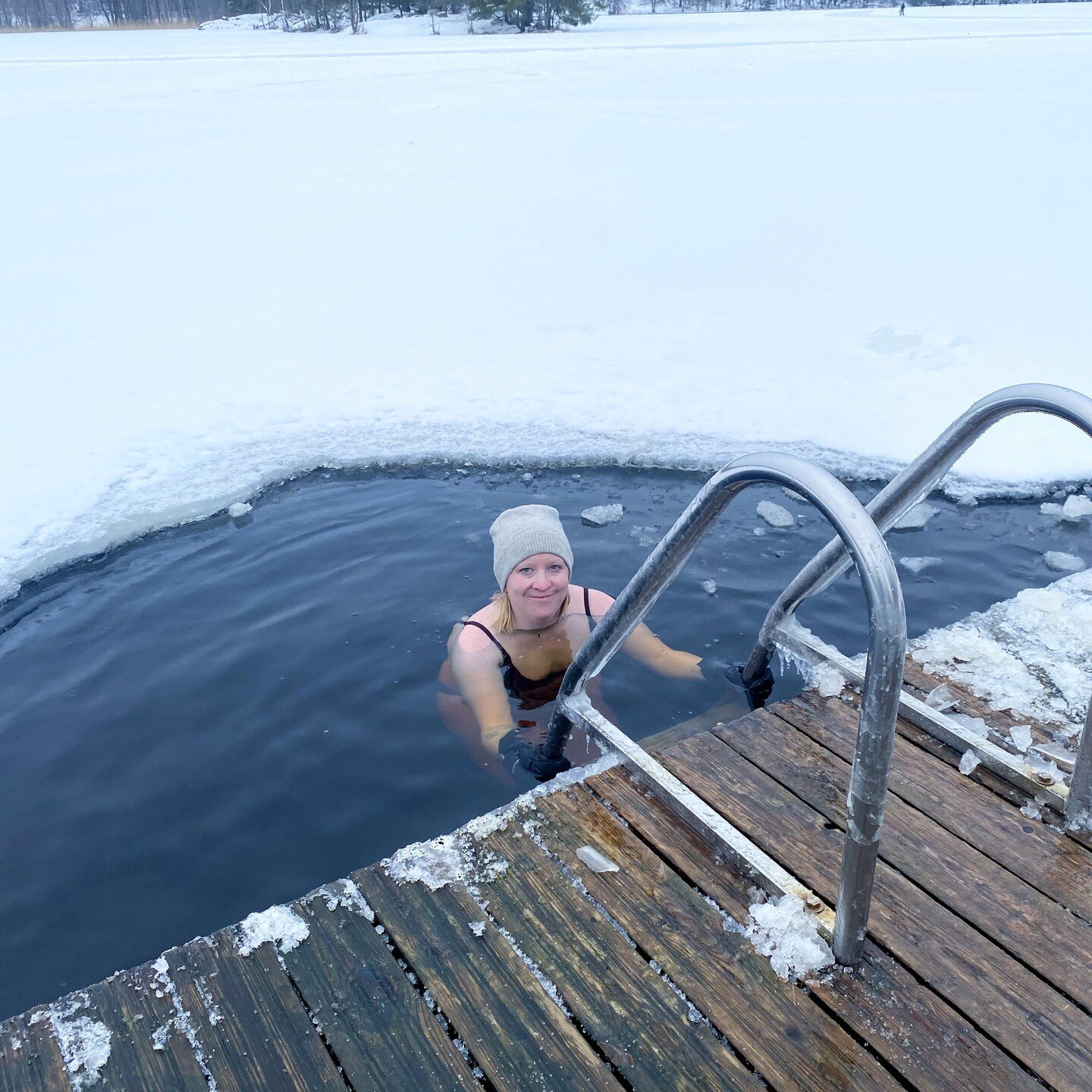 Idag tog den h&auml;r forna badbrukan sitt livs f&ouml;rsta vinterdopp! ❄️

Tack f&ouml;r att jag fick dela den upplevelsen med dig. @noellebarton. 💙