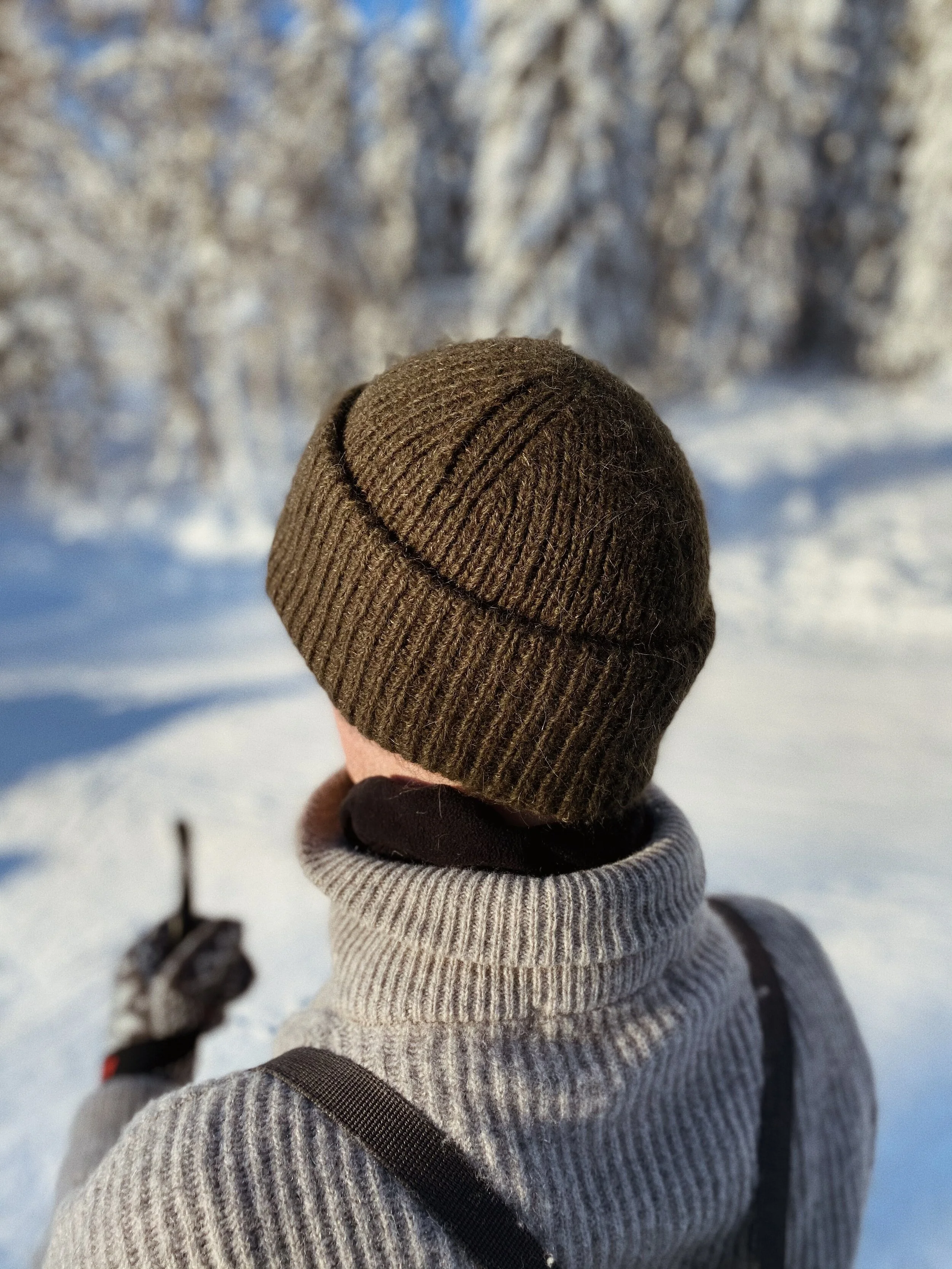lea-lue-beanie-voksen-strikkeoppskrift-norsk-1