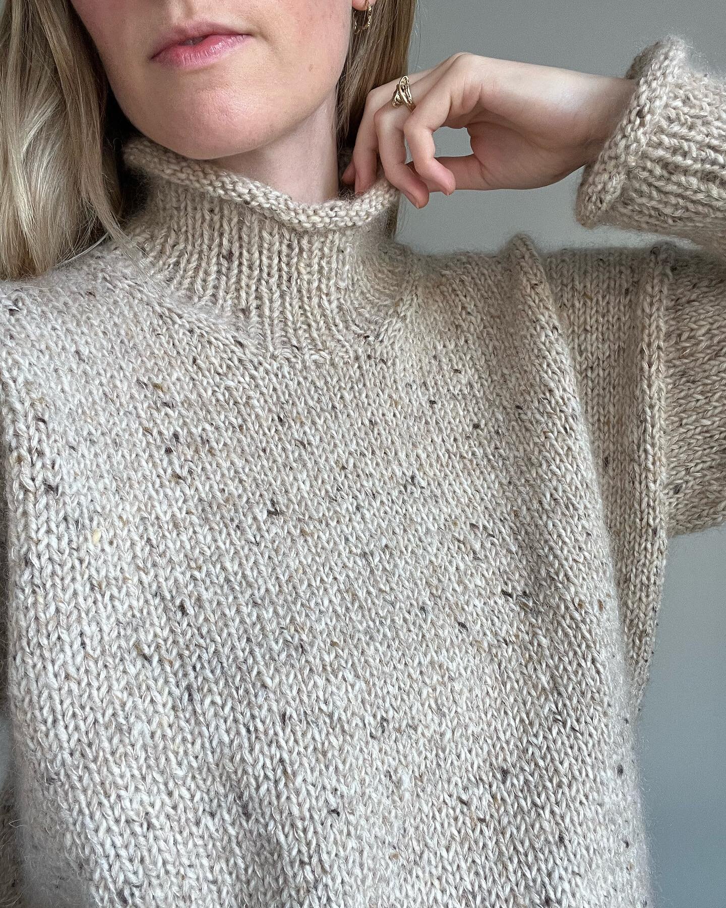 Helle Sweater 🤍
Oppskrift p&aring; norsk, dansk, svensk, engelsk, tysk og fransk finner du p&aring; www.strikkekaffe.com, Ravelry og i @knitapp 🌾

#hellesweater #strikkekaffe