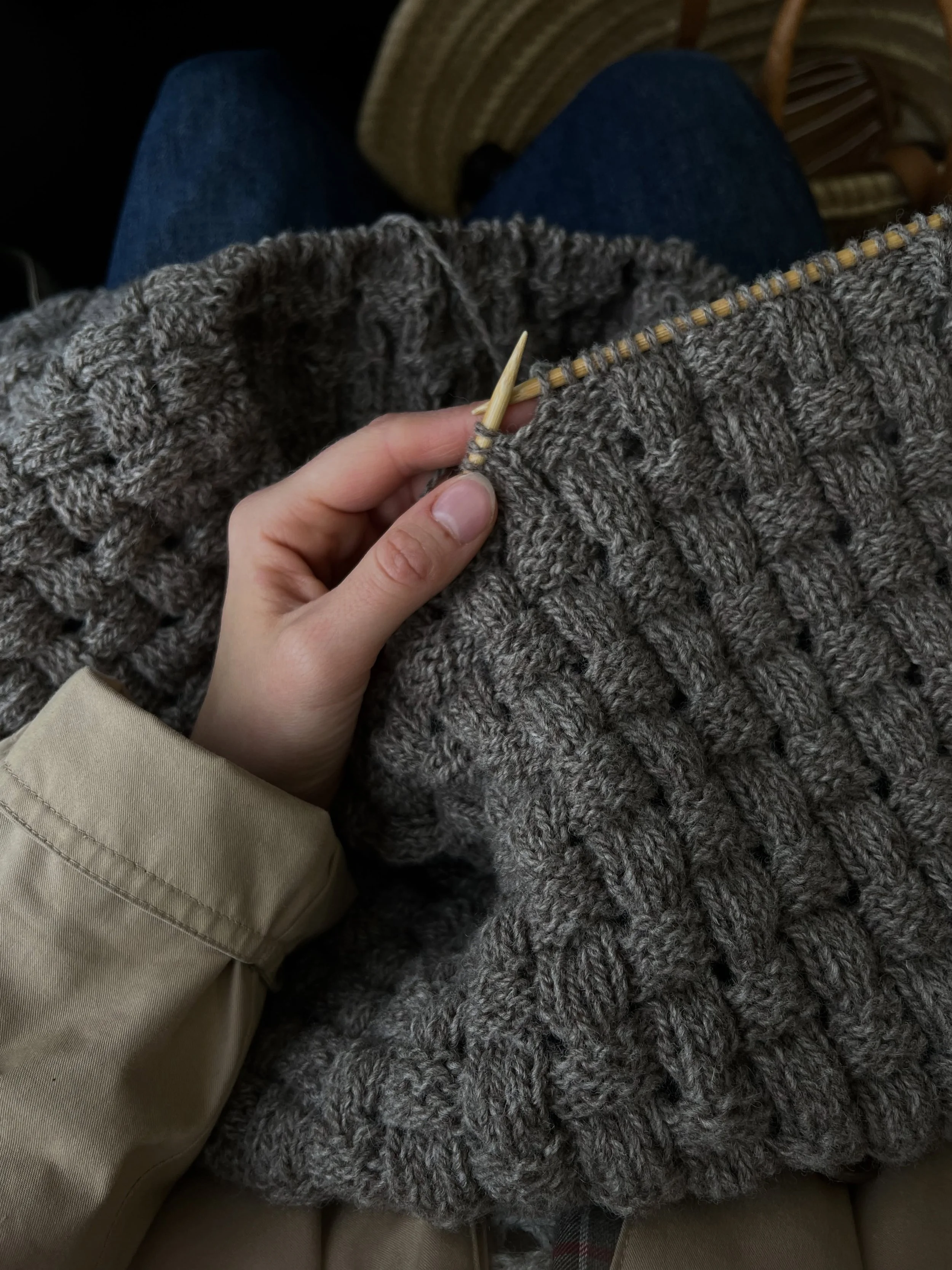 For snart seks &aring;r siden laga jeg Korshavn Sweater, min f&oslash;rste strikkeoppskrift noensinne. Den har en helt spesiell plass i hjertet mitt og for Strikkekaffe. N&aring; jobber jeg med en ny og tynnere versjon av genseren, som i tillegg stri