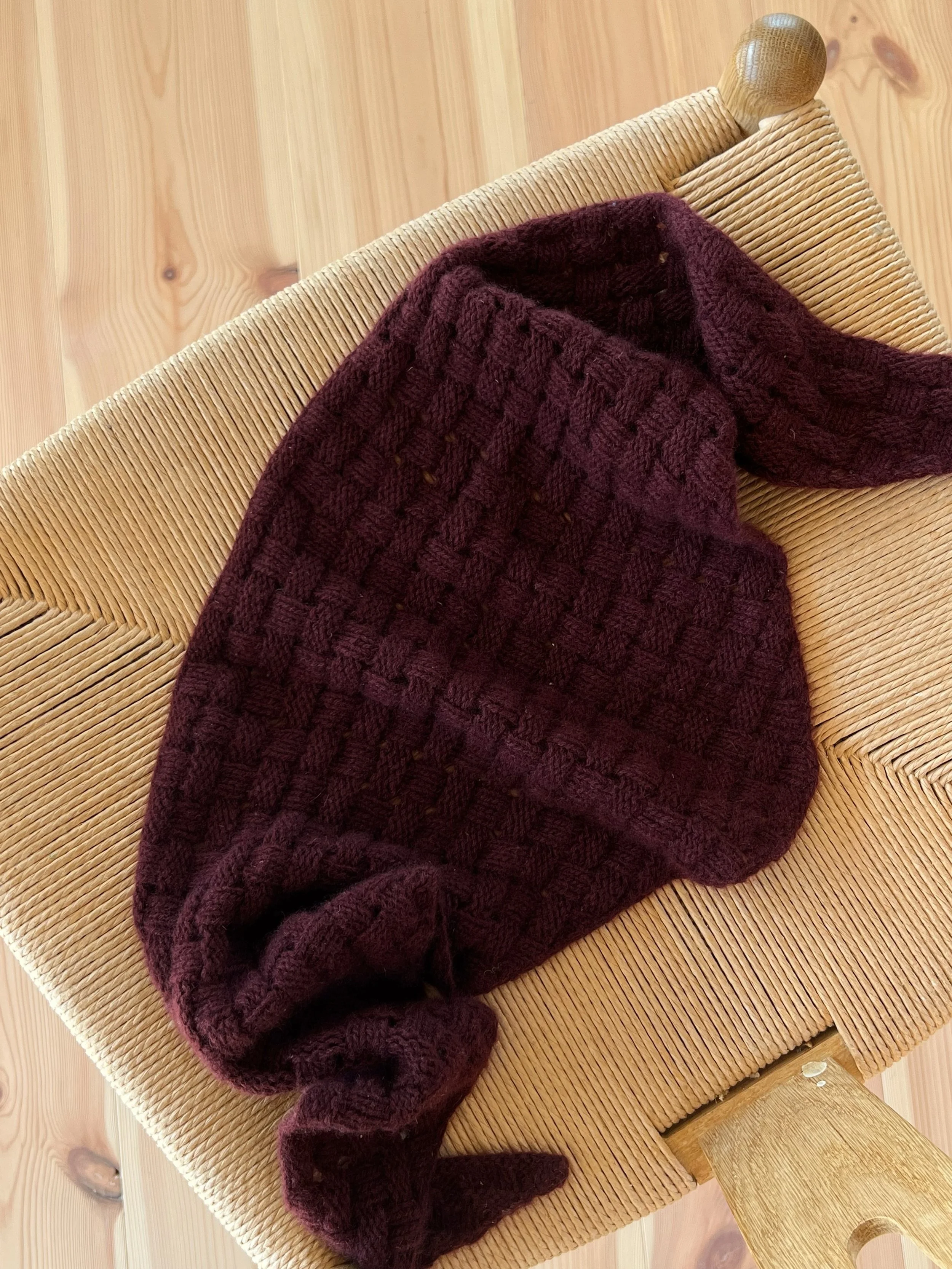 My scarf obsession has turned into the Korshavn Scarf &hearts;️ I&rsquo;m currently working on the pattern and it will be available later this fall 🍁 I never get tired of knitting this beautiful basketweave texture.

#korshavnscarf #korshavn #strikk