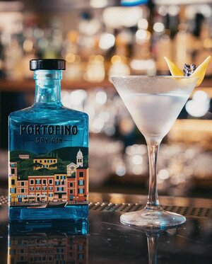 La Baia di Portofino Martini;  parte del nostro “Bar Portofino”  serie di cocktail ideata dal mixologist @belmondsplendidomare, Paolo Gastaldo.  Scopri di più tramite il link nel nostro profilo.  #PortofinoGin