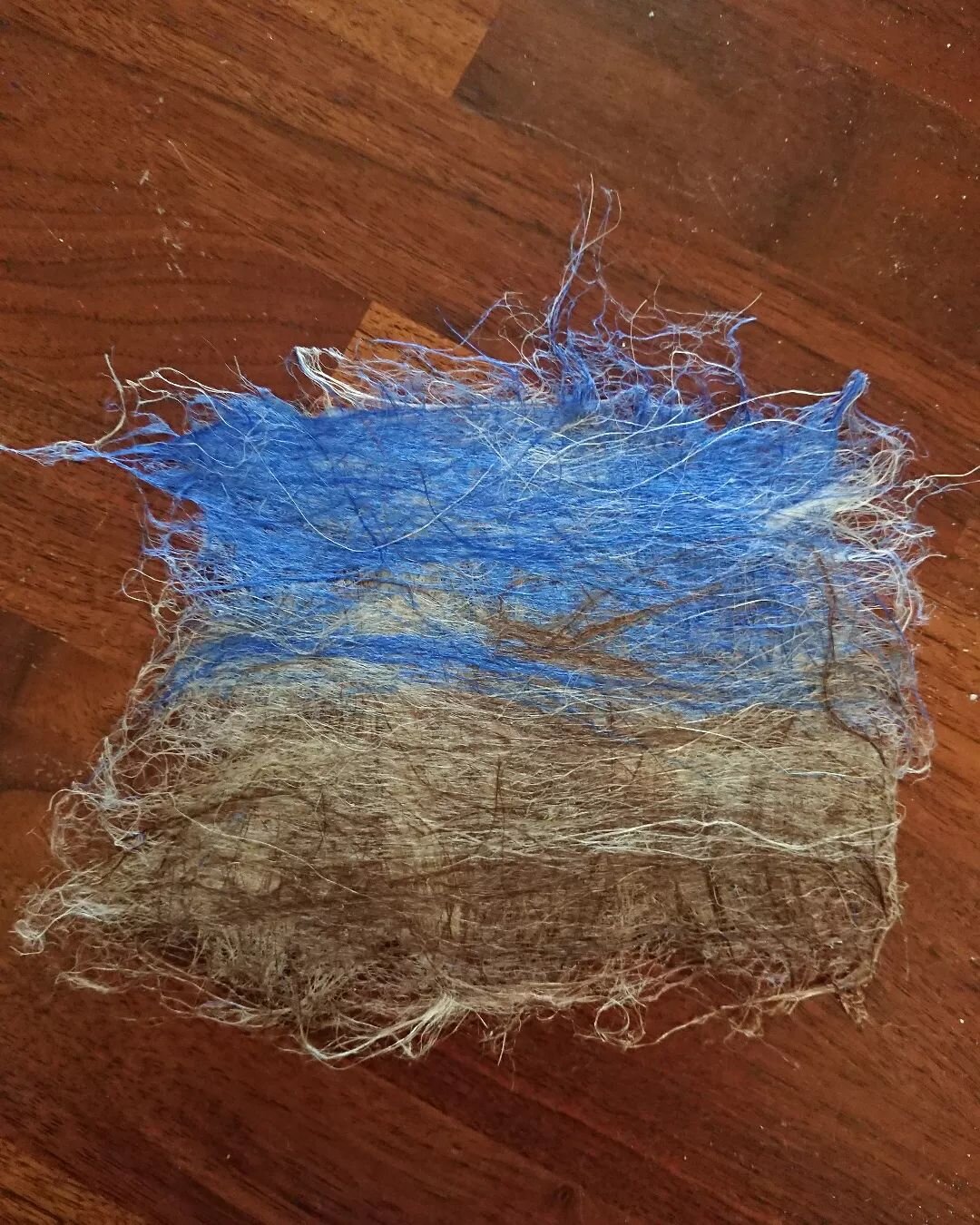 Exploring further the artistic power of this beautiful fiber. 
#fiberkonst #fiberart #flax #lin #flaxfiber #fibredelin #fiberartist #artistepapier #limprimeuse