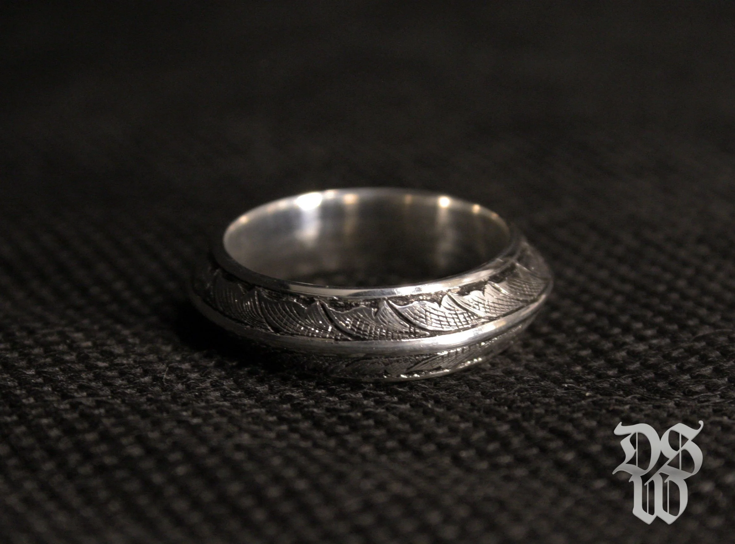 Handengraved Triangular Running Leaf  Ring