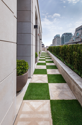 Photographer: Simon Tanenbaum