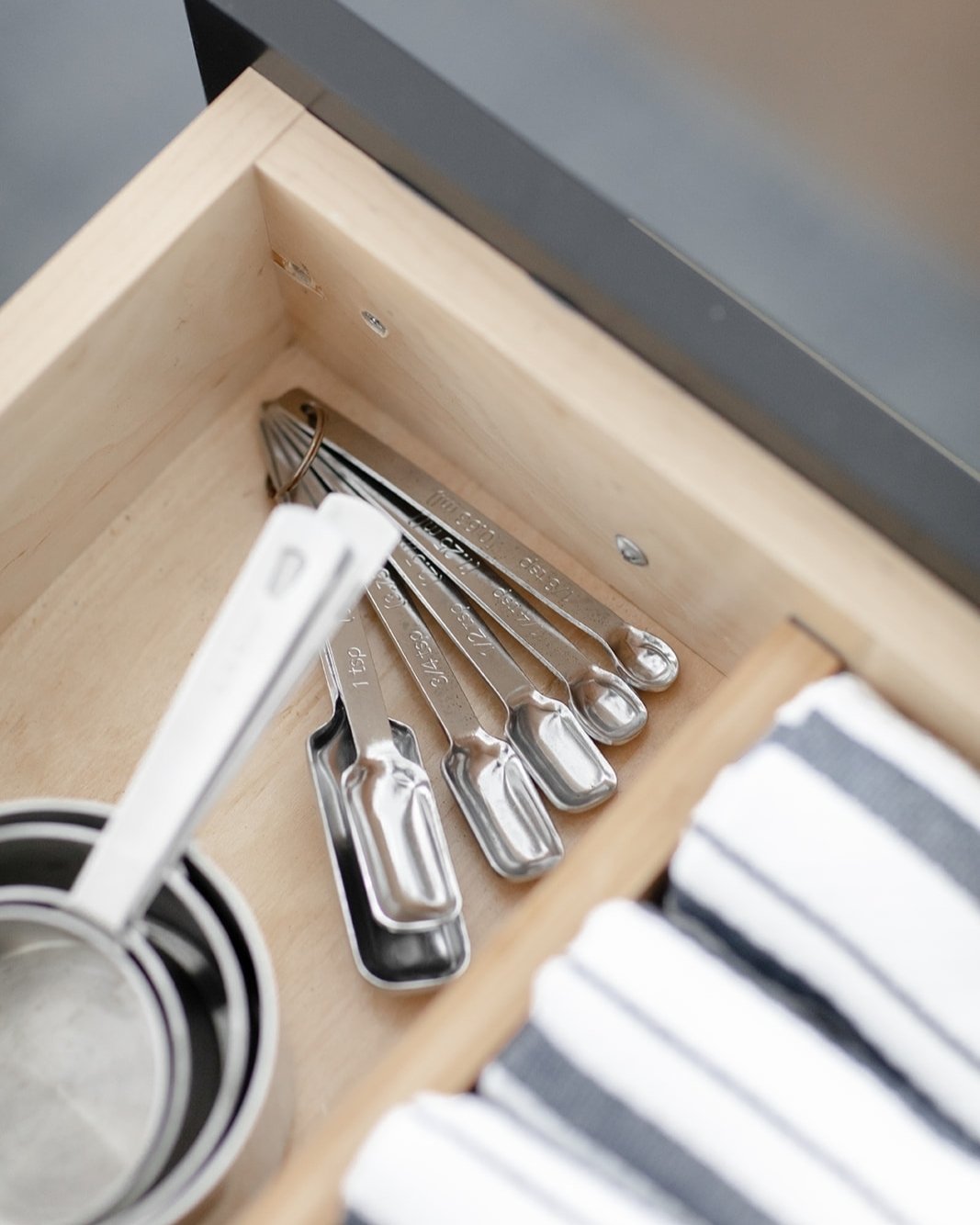 P I N C H  M E / 😊 We must be dreaming since these drawers with bamboo dividers are just so dreamy! 

📸 curated for #thenimblenest
.
.
.
.
. 
#kitchendesign #kitchendecor #modernkitchen #interiordesign #homeorganization #liveorganized #decluttering