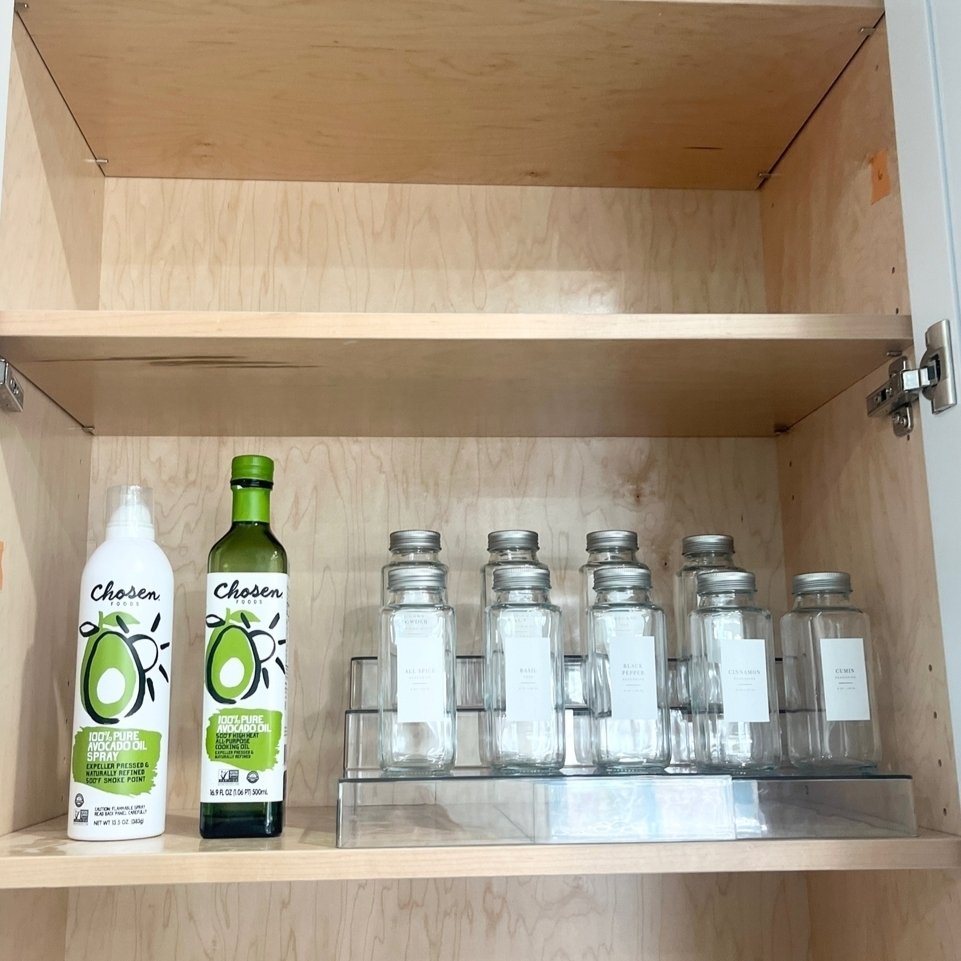 A F T E R / ✨ A neat + tidy row featured at the @pasadenashowcasehouse kitchen, expertly designed by @hermogenodesigns + organized by the chicks at @thenimblenest 🐣

The @idlivesimply x @thehomeedit 3-Tier Shelf keeps spice jars accessible, organize