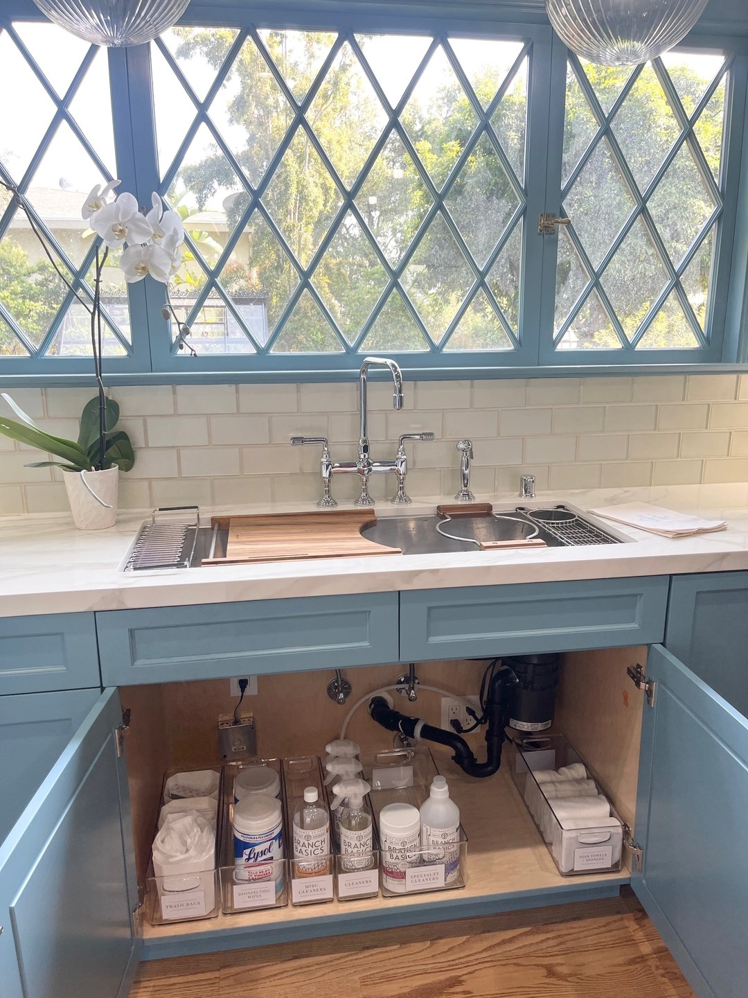 S I N K  O R  S W I M / 🤿 This cleaning cabinet below the sink is a breath of fresh air in the @PasadenaShowcaseHouse. 

Design: @HermogenoDesigns with 
Paint: @DunnEdwards &quot;Skipping Stones&quot; 
Plumbing Fixtures: @KallistaDesign
Countertops: