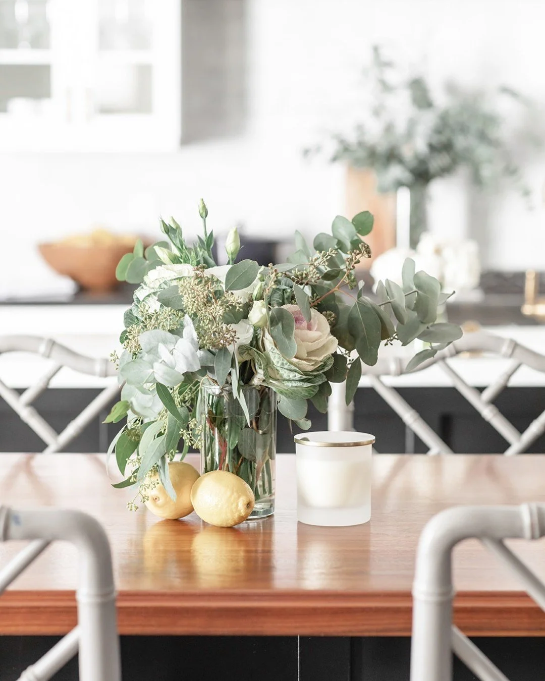 W H E N  L I F E / 🍋 Gives you lemons, display them! A little mid-week inspiration by displaying fresh florals - one of our favorite finishing touches. 

📸 curated for #thenimblenest
.
.
.
.
. 
#decluttering #declutter #declutteringtips #organizedh