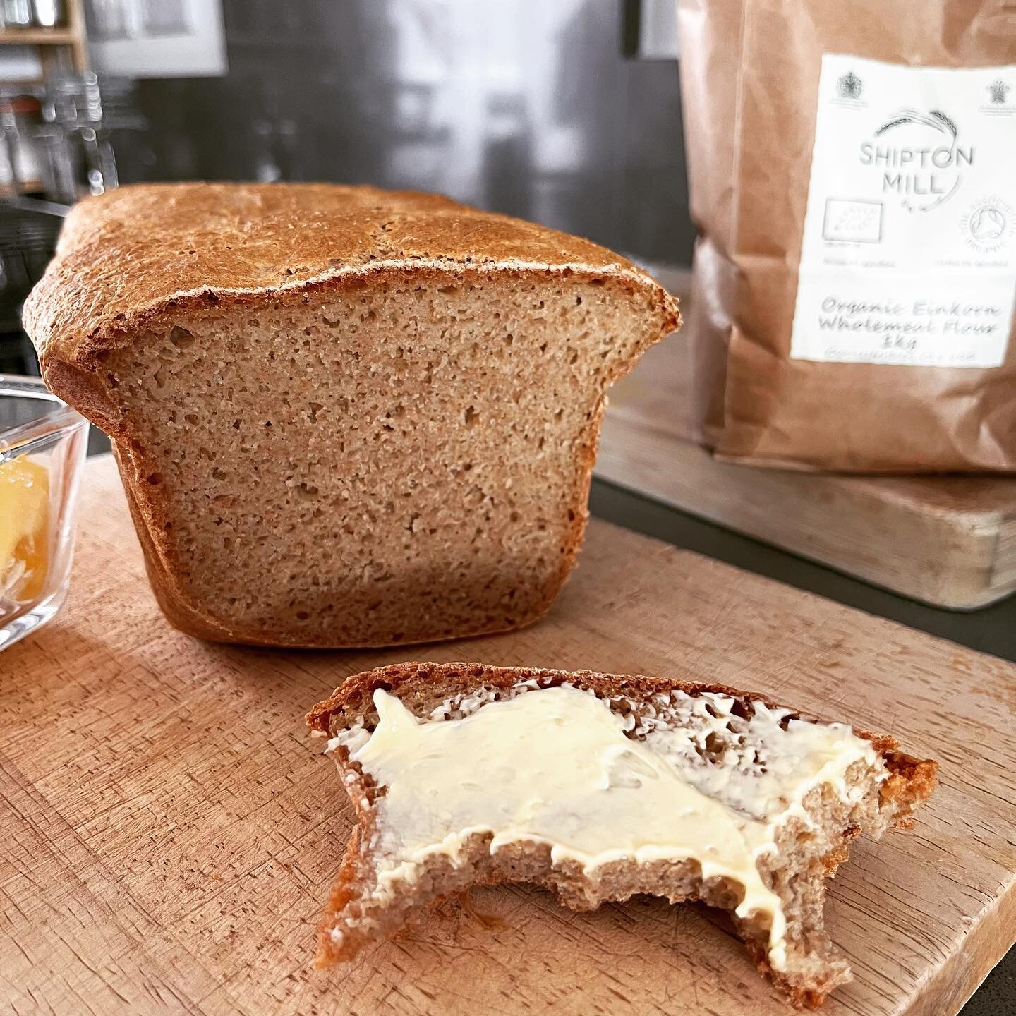 ⁣
New Gut Coach EASY Wholemeal Bread Recipe!⁣
⁣
Mix only.⁣
No knead.⁣
No faff.⁣
⁣
Dry Ingredients⁣
250g Shipton Mill GF Bread Mix⁣
350g Shipton Mill Wholemeal Einkorn flour⁣
2 tsp baking powder⁣
2 tsp pink salt⁣
⁣
Mix together in a bowl.⁣
⁣
Wet Ingre