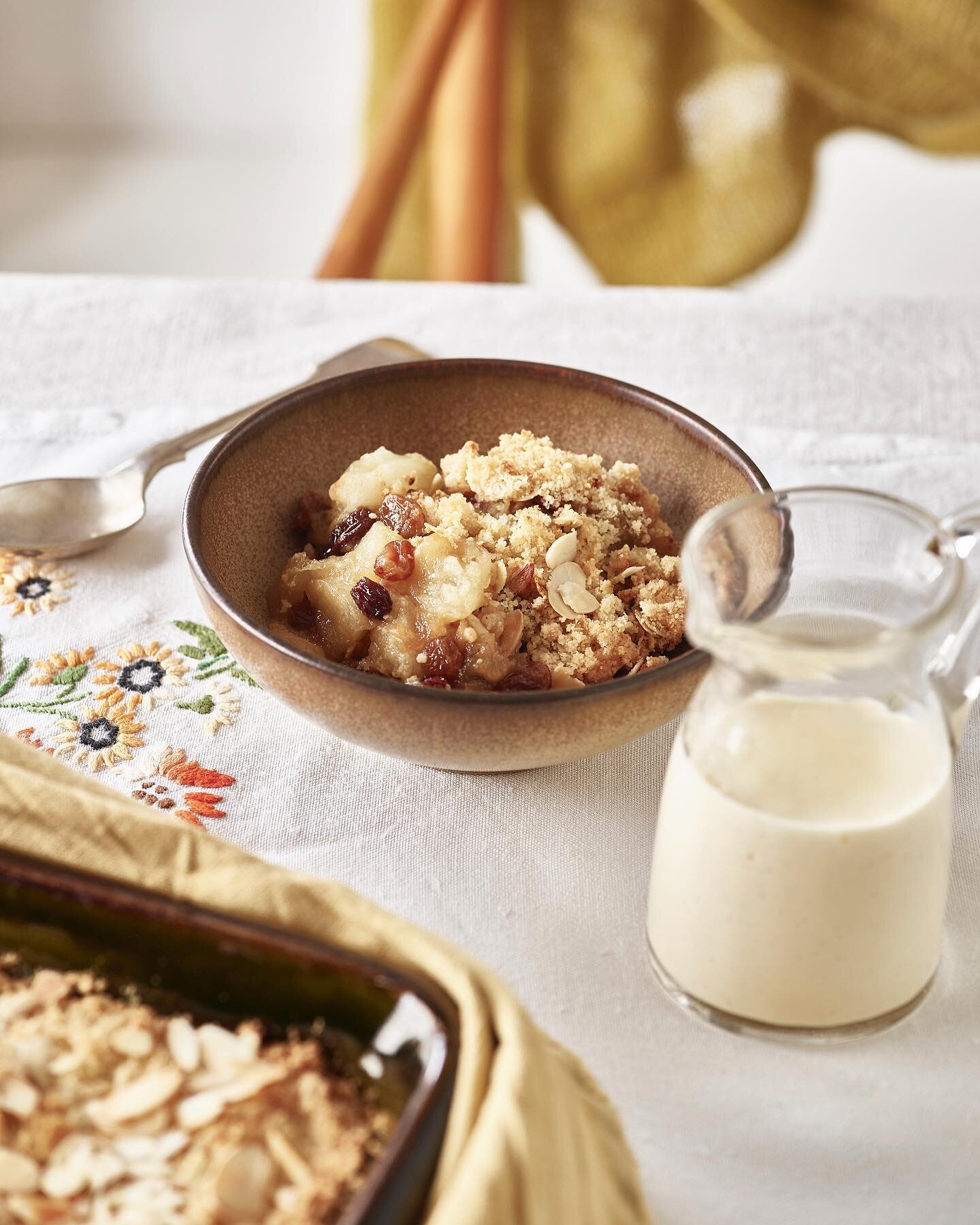 Another nursery pud that everyone greets with delight, Apple, Sultanas and Cinnamon Crumble. We made it with home-grown Dorset eating apples. Link in bio for recipe!

And, here are some of our top tips:
🌾The crumble topping is easy to make in a food