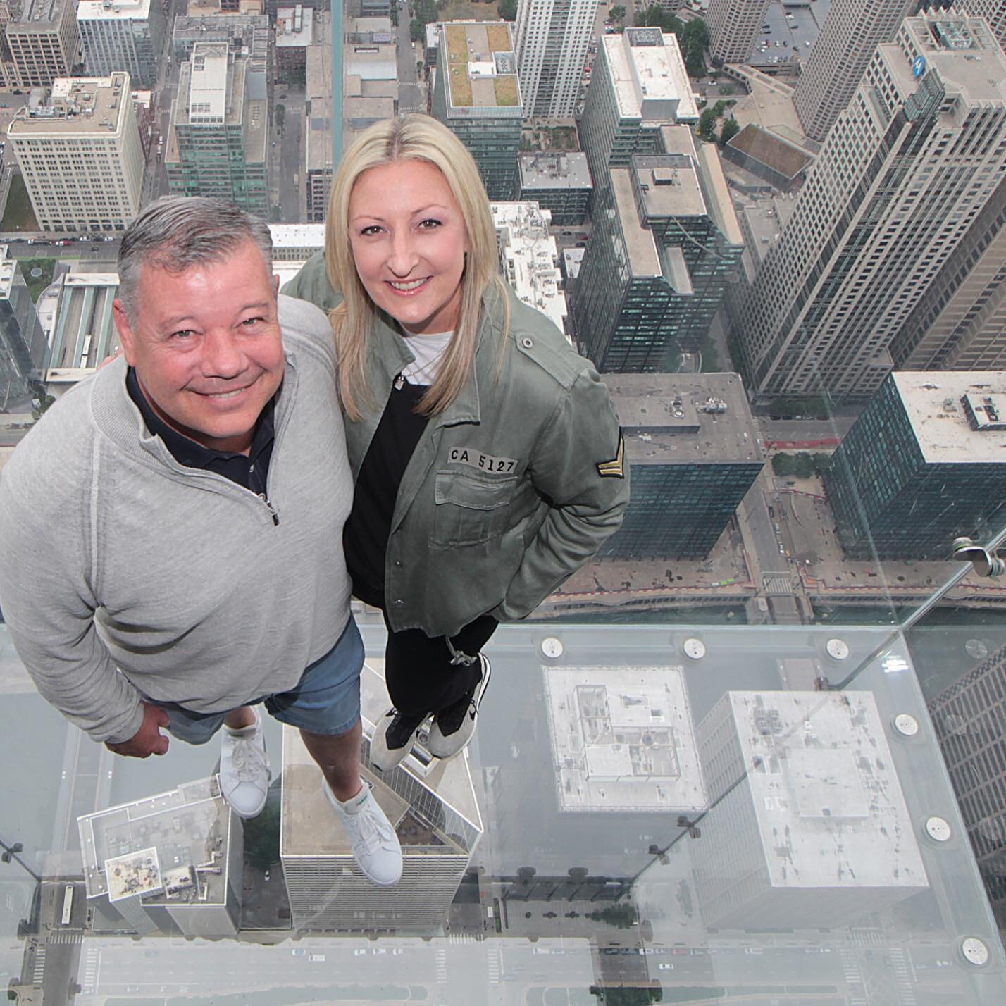 That Friday high 🙌 and a big thanks to @skydeckchicago for always rolling out the red carpet and being so incredibly hospitable to us when we bring media and influencers through their door. Always a fun visit! 🙌

#fridayfeeling #lookingup 
#skydeck