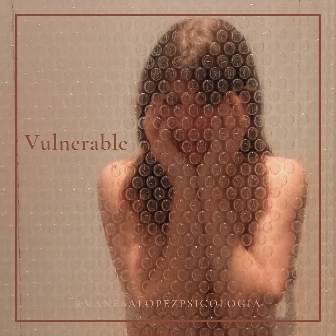 La vulnerabilidad es nuestra capacidad para reconocernos como personas que sienten y que, en consecuencia pueden ser heridas.

⚔️Cuando sacamos todas nuestras armas para dejar de sentirnos como personas que pueden ser heridas estamos adelant&aacute;n
