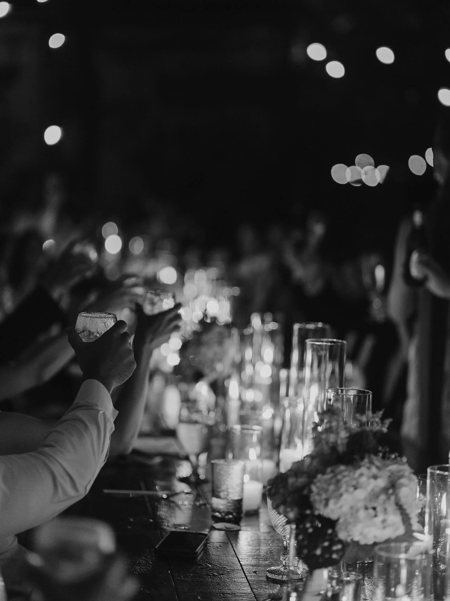 The dreamiest reception dinner!! Jenna and Jack celebrated under the Florida stars, surrounded by their closest friends and family. The glow of candlelight and string lights provided the perfect golden ambiance for a night full of love✨