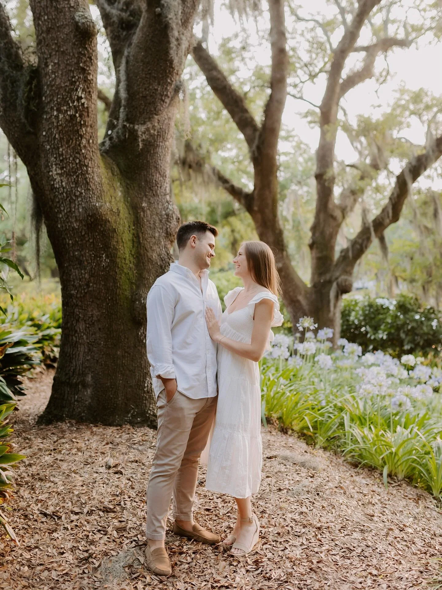 A real-life love story with a Hollywood-level backdrop&gt;&gt;&gt; From the house made famous by The Notebook to the charming streets of downtown Charleston, these two brought all the Noah and Allie vibes!!🤭🤍