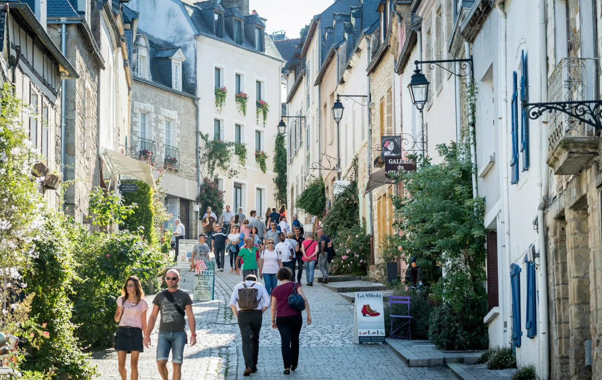Rue pavée et maisons anciennes animées du quartier de Saint-Goustan à Auray