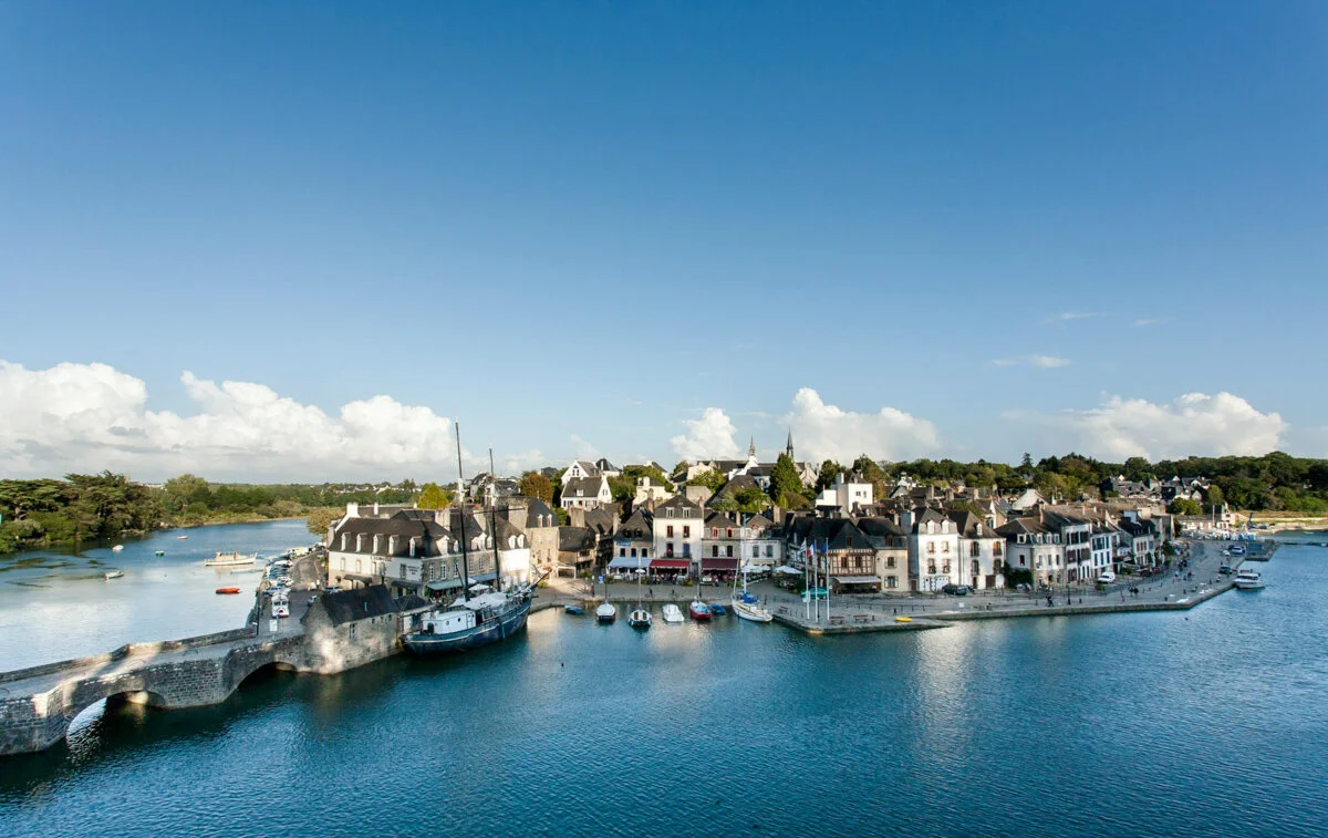 Vue sur le port de Saint-Goustan, son pont et la rivière d’Auray