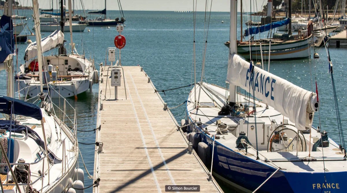 Voiliers amarrés aux pontons du port de La Trinité-sur-Mer, baie de Quiberon