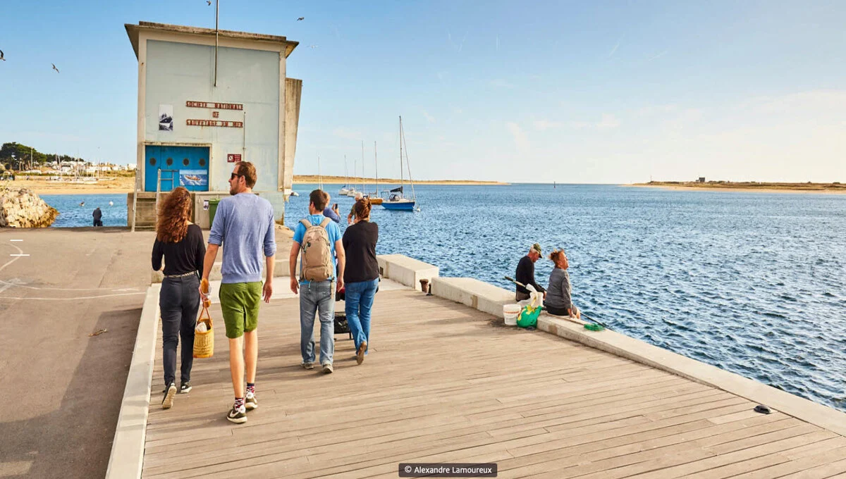 Walkers on the Quai d’Étel overlooking the ria, Morbihan