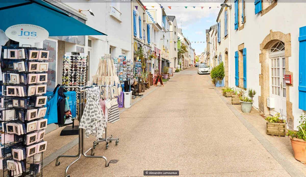 Étel’s high street, with its postcard racks and shop fronts with blue shutters