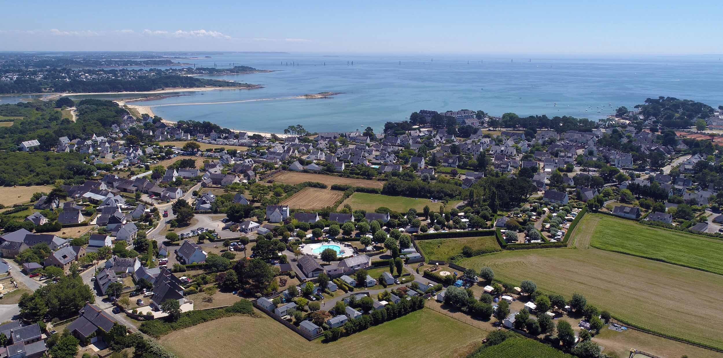 Vue aérienne du Camping Les Druides à Carnac, entre le village de Beaumer et la mer