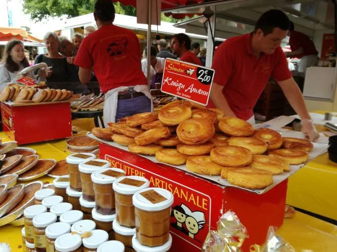 A stall selling kouign-amann and handmade Breton pastries at Carnac market