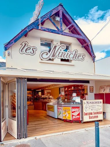 The façade of Les Niniches sweet shop in Carnac-Plage, featuring handmade lollies and toffees