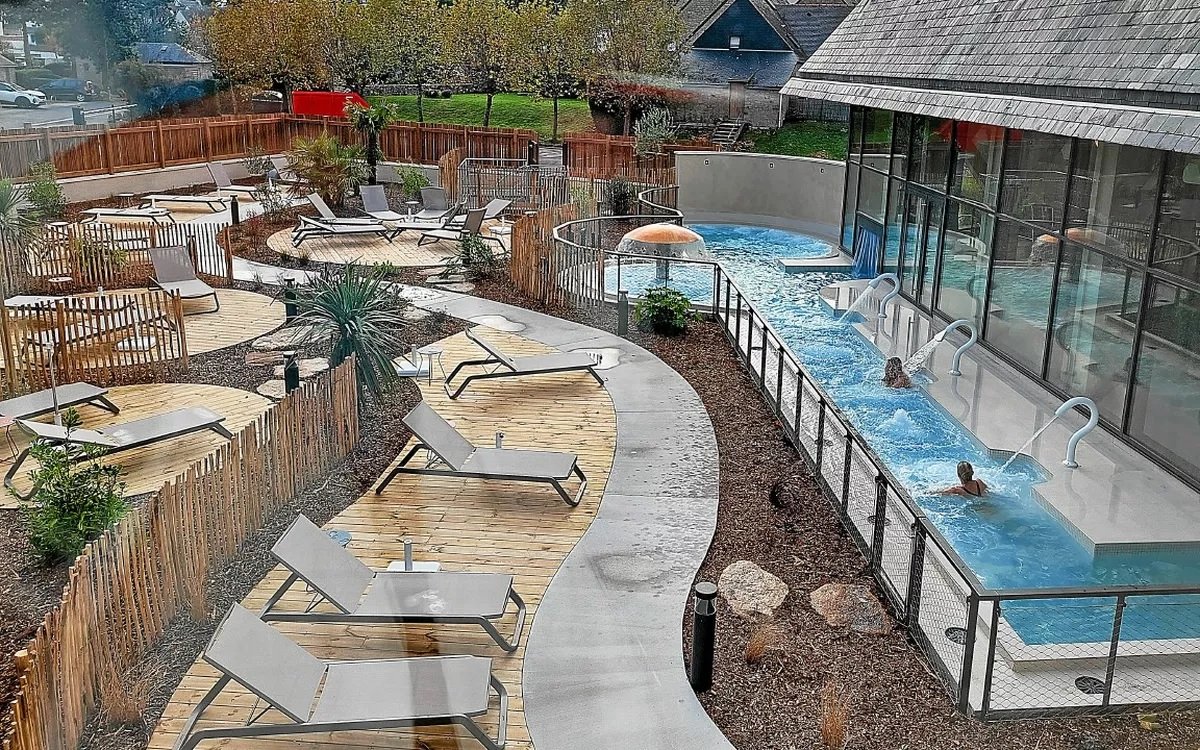 Outdoor circuit and hot tubs in the garden at Thalazur Carnac
