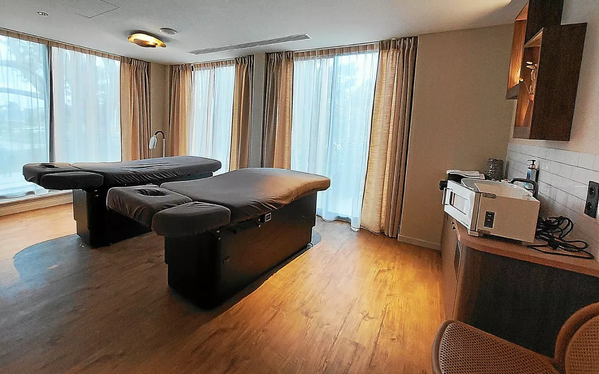 Treatment room with massage table at the Thalazur spa in Carnac