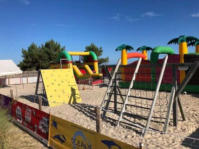 Club Neptune’s climbing wall, safety nets and inflatable structures, Carnac beach