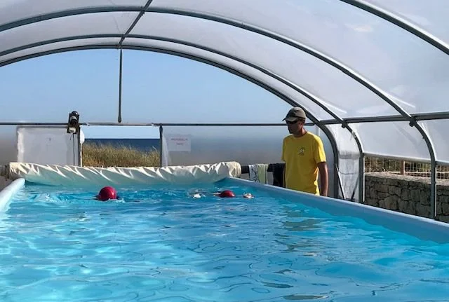Swimming lessons for children at the Club Plage Neptune indoor swimming pool in Carnac