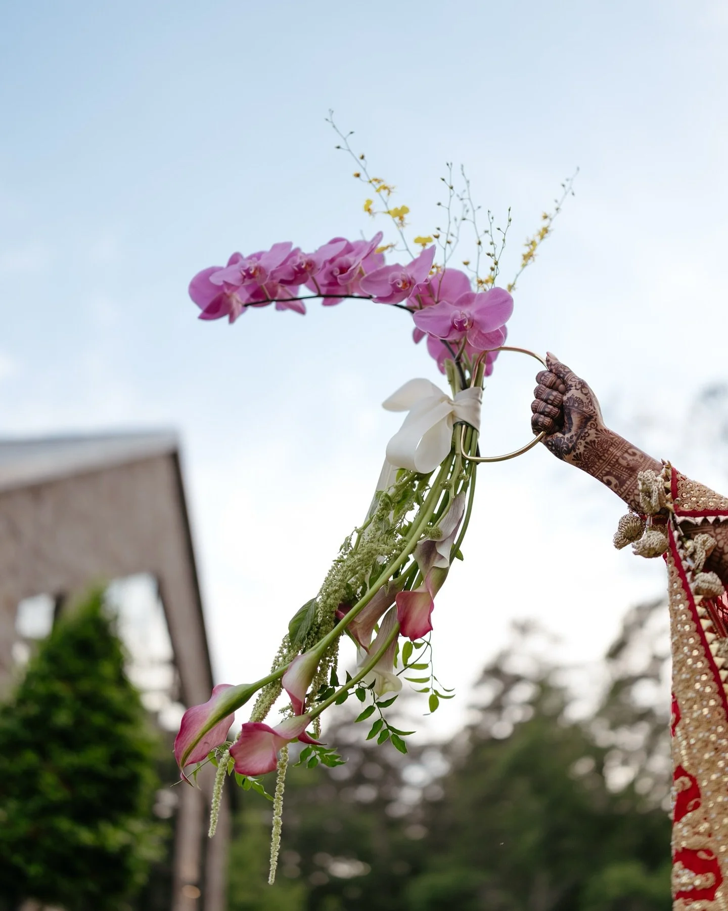 Every single arrangement from Rozy &amp; Isaac&rsquo;s wedding deserves its own space on your feed, but here&rsquo;s a purely floral appreciation post instead 🙌🏽 

💐: @danas.touch