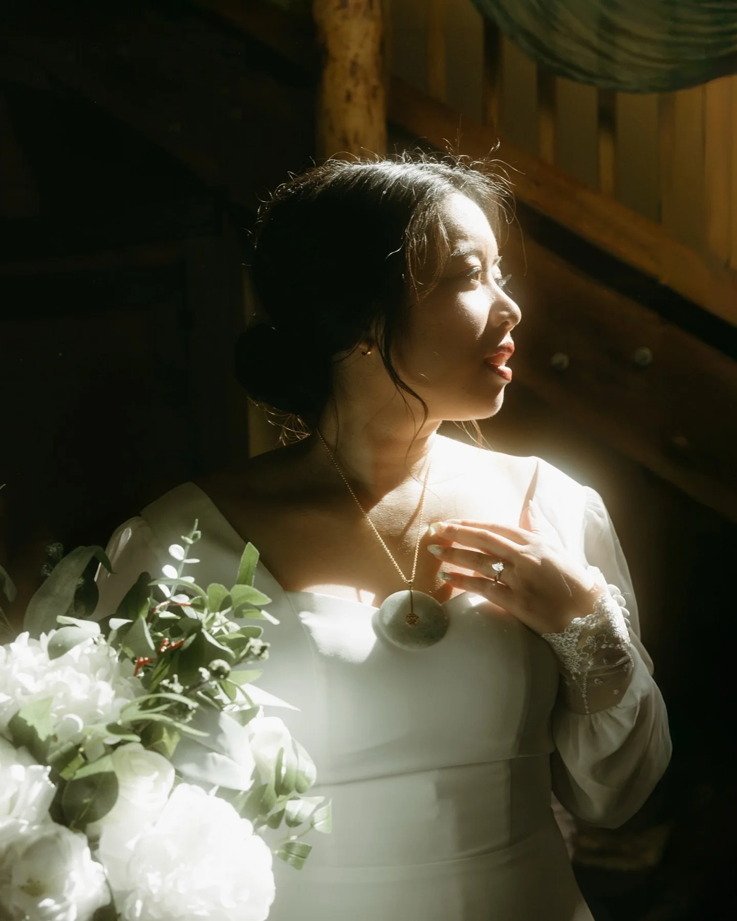 There was so much tenderness layered into the rhythm of getting ready on Jade &amp; Zeke&rsquo;s elopement day. Dogs weaving between feet, sunlight bouncing off wood beams, laughter spilling into the room. A little chaotic, but still heartfelt.

If y