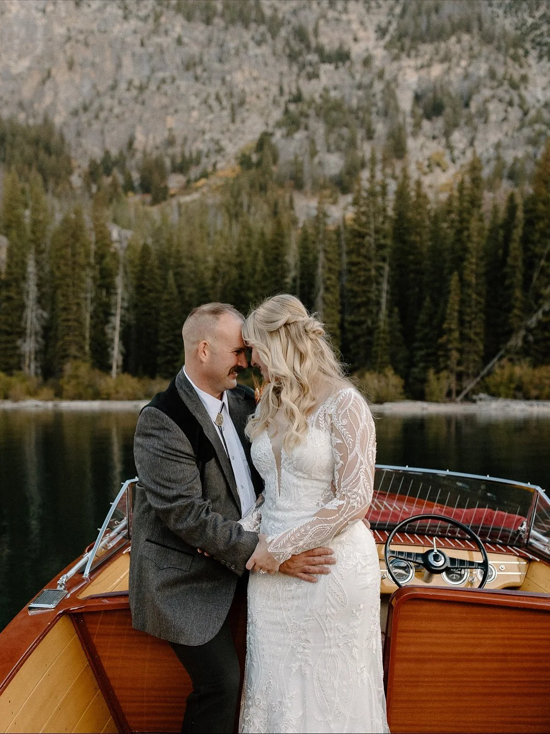 Reminiscing over this gorgeous intimate wedding. This. This right here fills up my cup. 

Brides! If you&rsquo;re thinking about downsizing and having your day be simple, yet very memorable. Do it. You won&rsquo;t regret it. &hearts;️