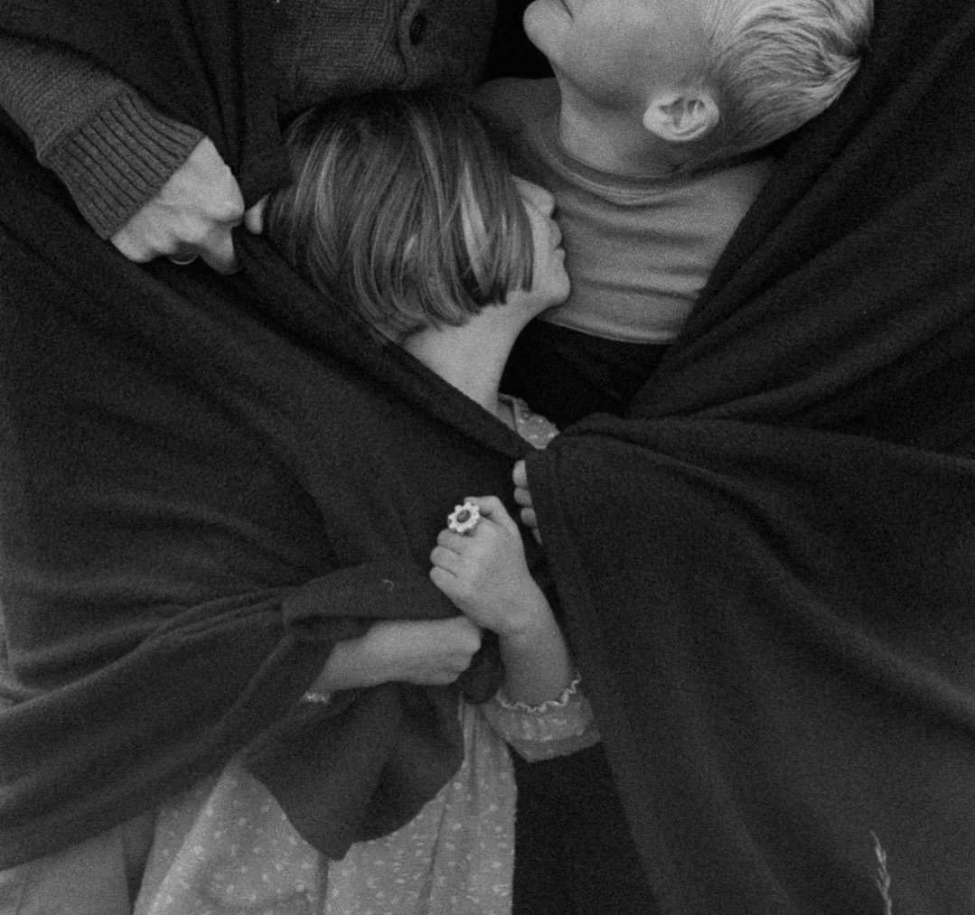 Hello! This is for the parents who want to share their beautiful family on social media without showcasing their children's faces. I got you! No, seriously I do! That's why I always ask my clients what they feel comfortable sharing online. This gives