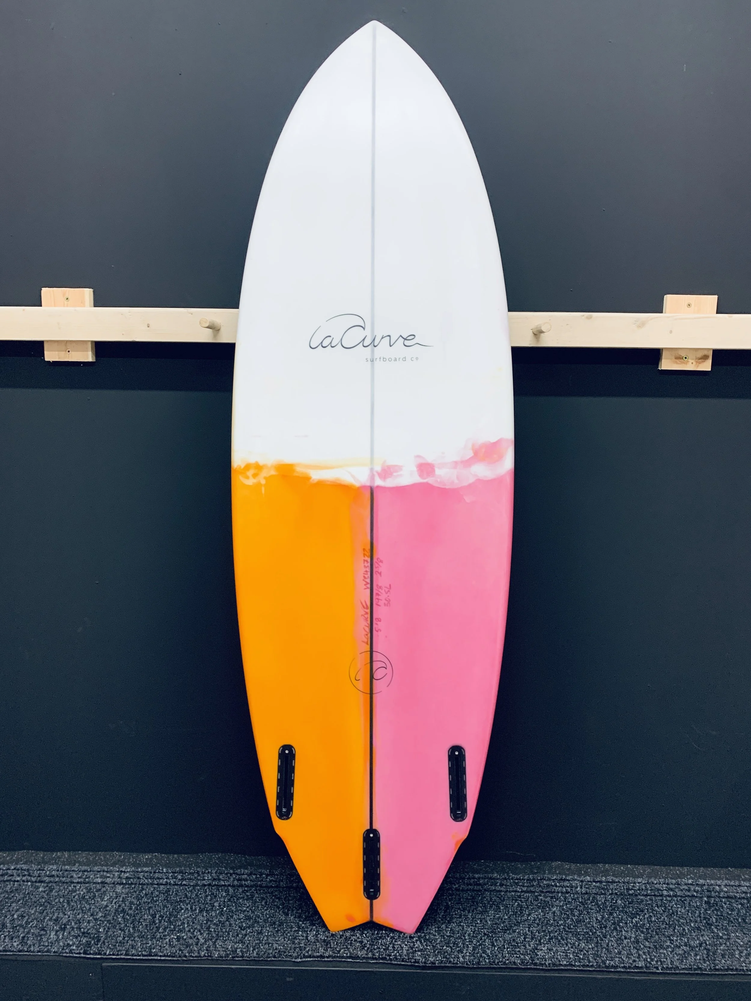 LACURVE 5'8 x 19 7/8 x 2 5/8 30.5L | Thruster/Twin + 1 - Futures