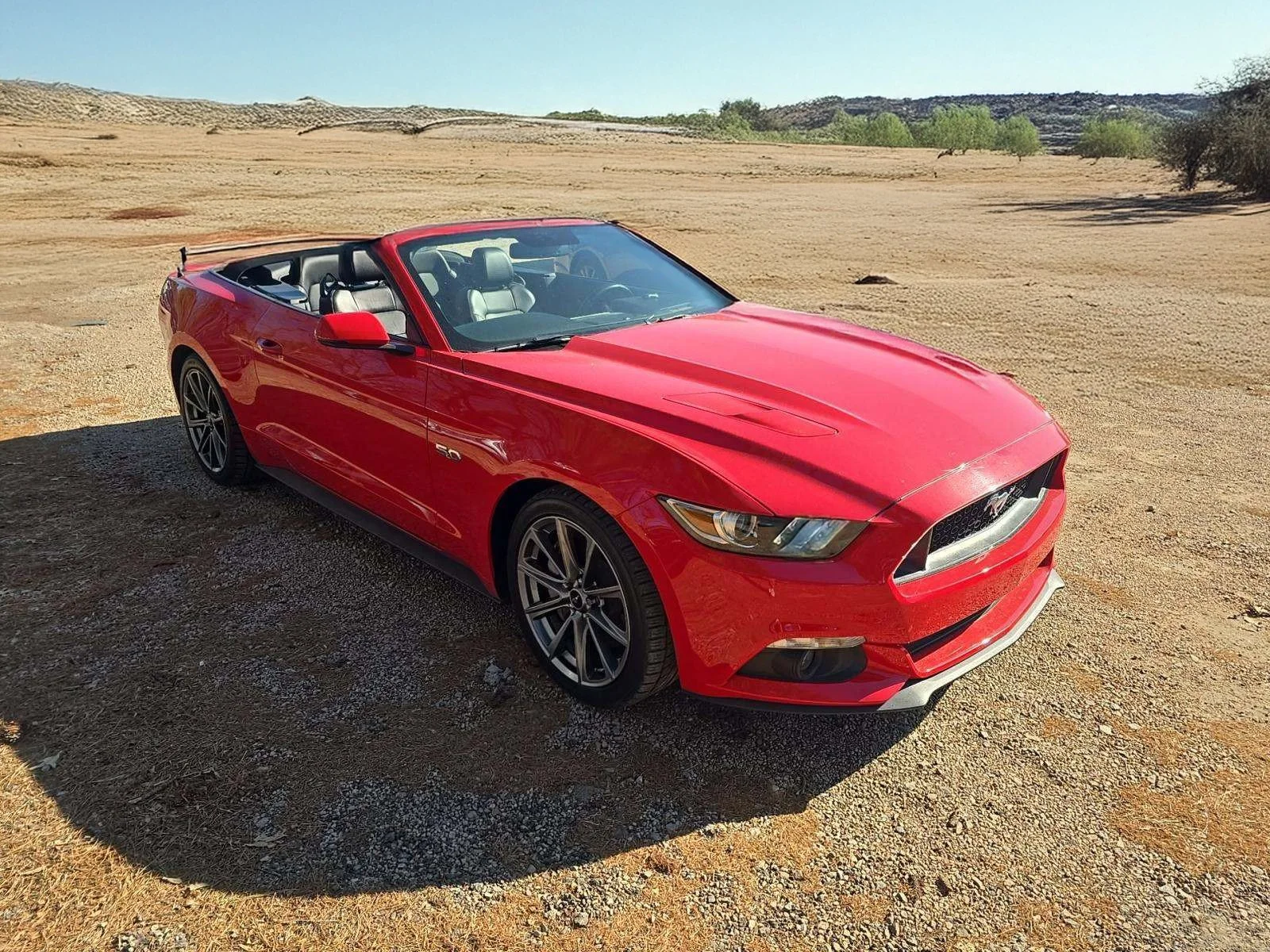 Moderne klassiker!  Får det blitt mer riktig enn rød Ford Mustang Cab? ¤ 2015-modell gått 76200 km ¤ 5.0 GT med manuell girkasse.