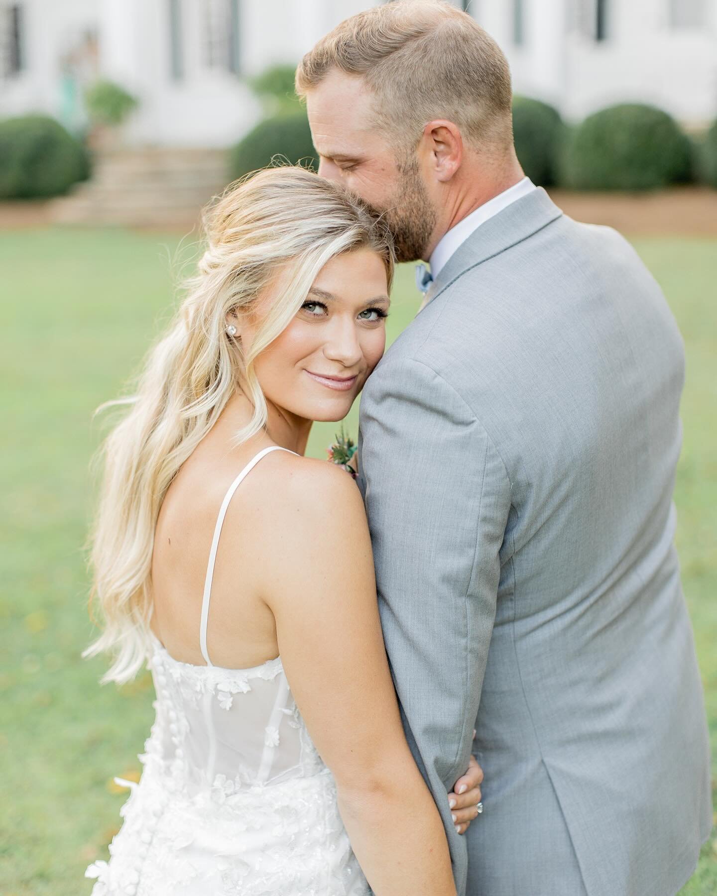 I love getting pictures back from my brides😭🥰😍 

photos by @laurenbaheriphotography 
venue @vesuviusvineyards 
Florals @willowfloralboutique 
Hair and makeup on the bride by me and hair for the bridal party and moms by @hairstylist_jordanrogers 🩷