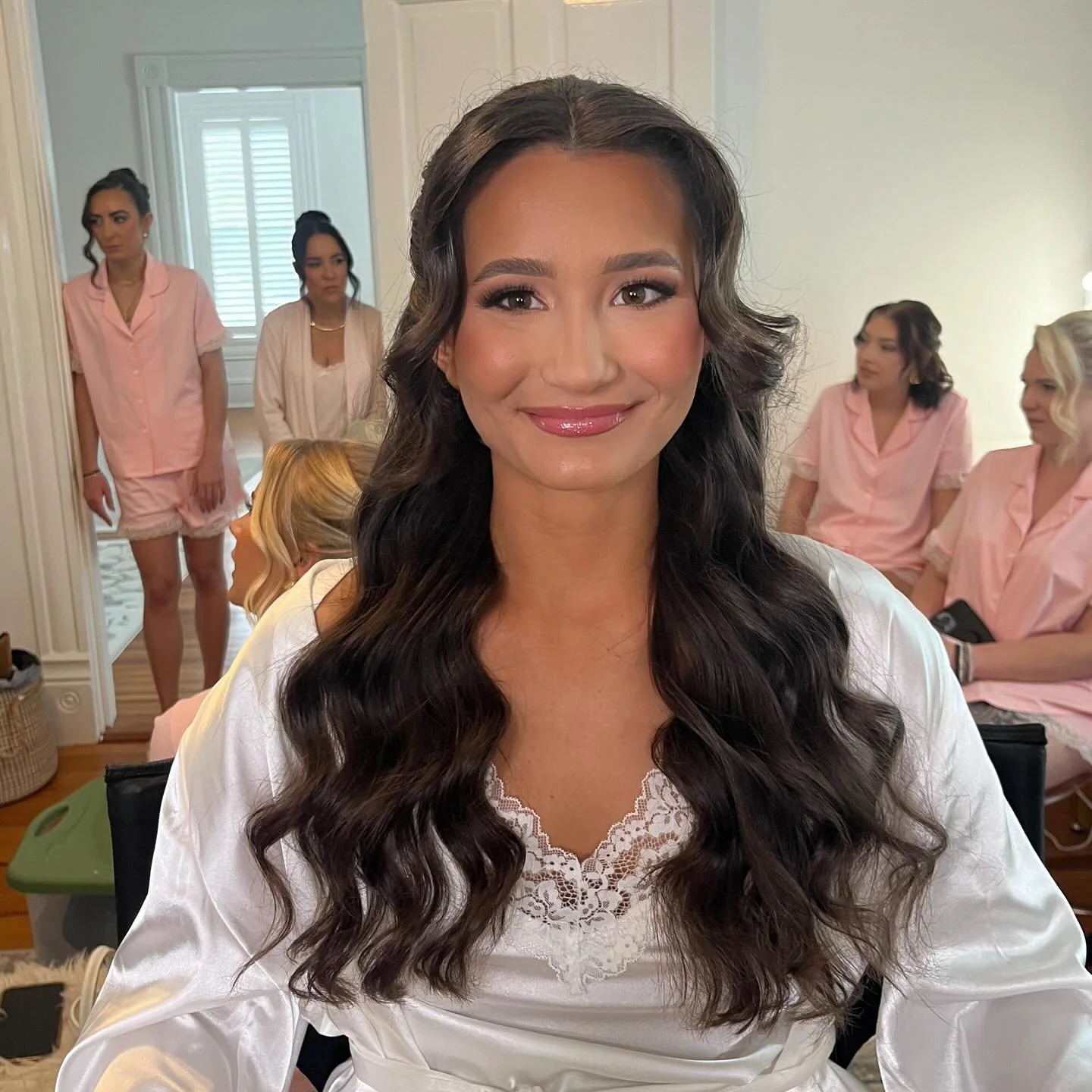 I have a lot of catching up to do!🩷 September was a busy wedding month so I&rsquo;m starting from the last wedding of the month 9.27🤍 @faithlhurrinus 
Hair and makeup on the bride, &amp;makeup for the bridal party by me ✨
Hair for all of the brides