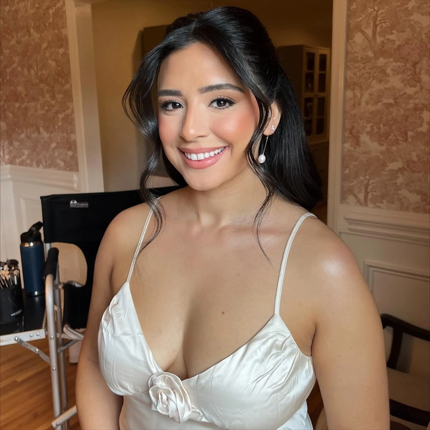 Glowing natural glam on @samanthaalb_ 🥰🩷 hair by @hairby_nataliya 🤌🏼 just stunning! #bridalglam #bridalmakeup #bridalmua #cltmua #ncmua #ncwedding #cltwedding #morningglory #bridalglam #fallwedding