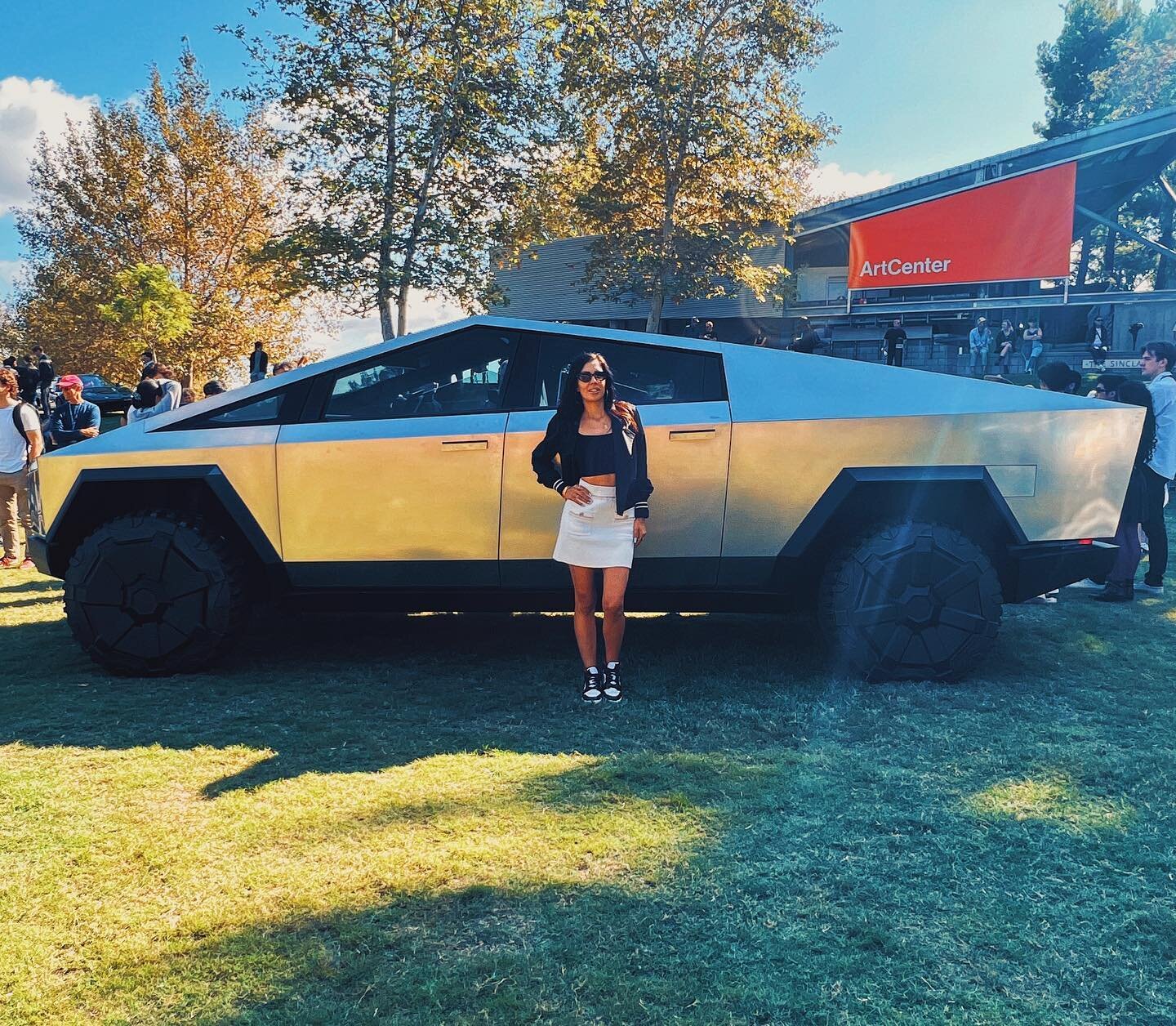 Cyber WHAT!?!? This @teslamotors Cyber Truck makes me look even more petite. Very impressive event @artcenteredu 
So great to see so many industry friends. Keep watching this week for more 🔥

📸 @dan_j_x013 
#cybertruck #cardesign #artcenter #car #t