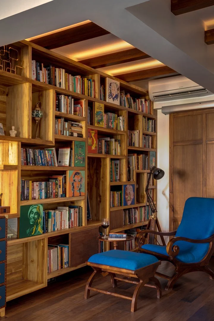 024-family room book shelves.JPG