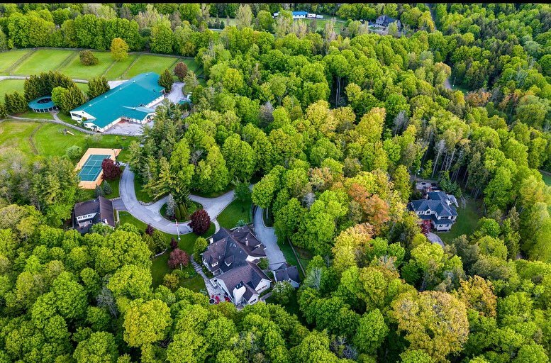We are thrilled to co-list with @paulandchristian one of the finest equestrian estates in Ontario&rsquo;s renowned King Township. Wingberry Farms span 75 acres of scenic, rolling land with open paddocks, mature forest, and private trails that lead pa